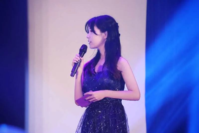 担任迎新晚会主持的沈紫晴关于未来在辅导员姚继周眼中,这个生活中