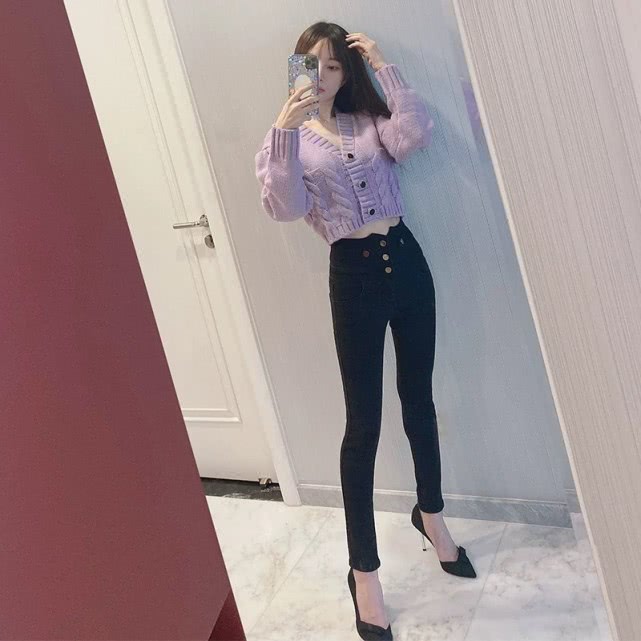 李小璐穿针织连衣裙自拍秀完美锁骨细腰大长腿凸显曼妙好身材