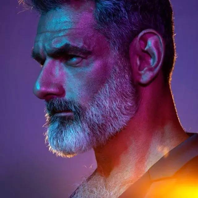 60岁大叔完爆小鲜肉,有肌肉,有纹身,有颜值,姑娘们都想睡了他_anthony