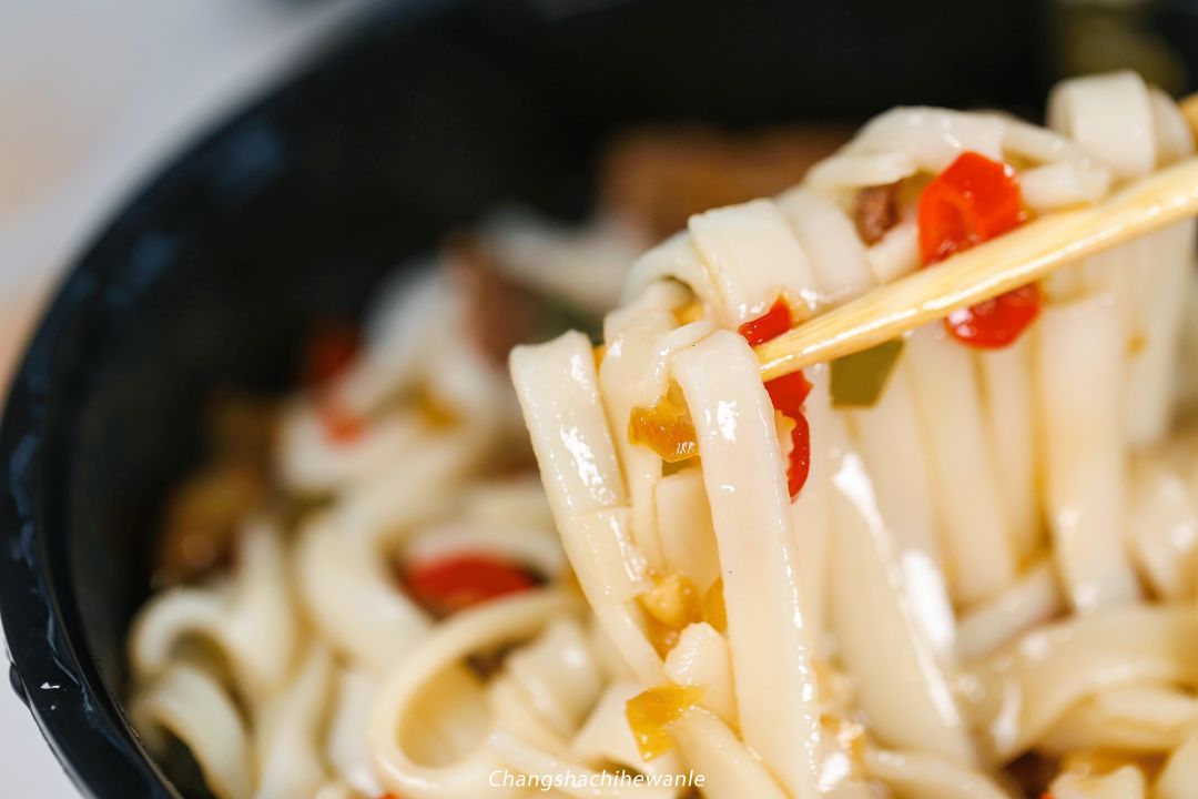 现做现煮不添加,这家长沙人超爱吃的手工米粉店要请你嗦粉啦!_大石磨