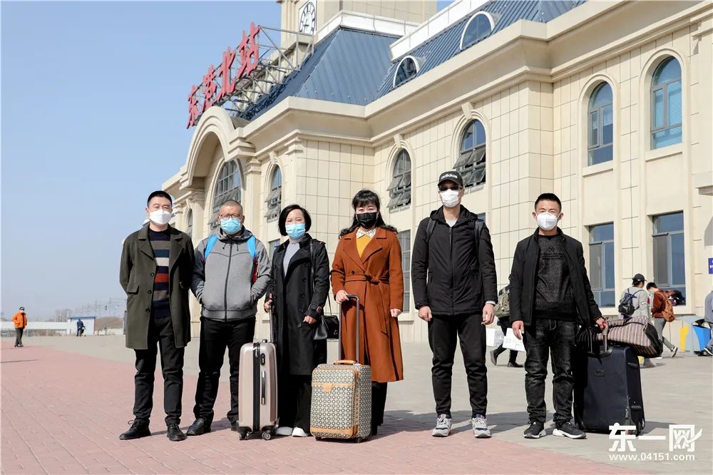 没有鲜花没有横幅东港六名支教青海教师默默踏上旅程