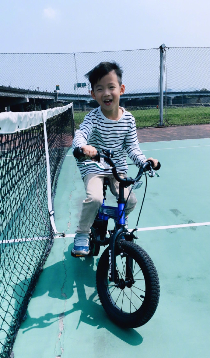 陈建州带儿子外出享亲子时光 飞飞翔翔骑车超开心