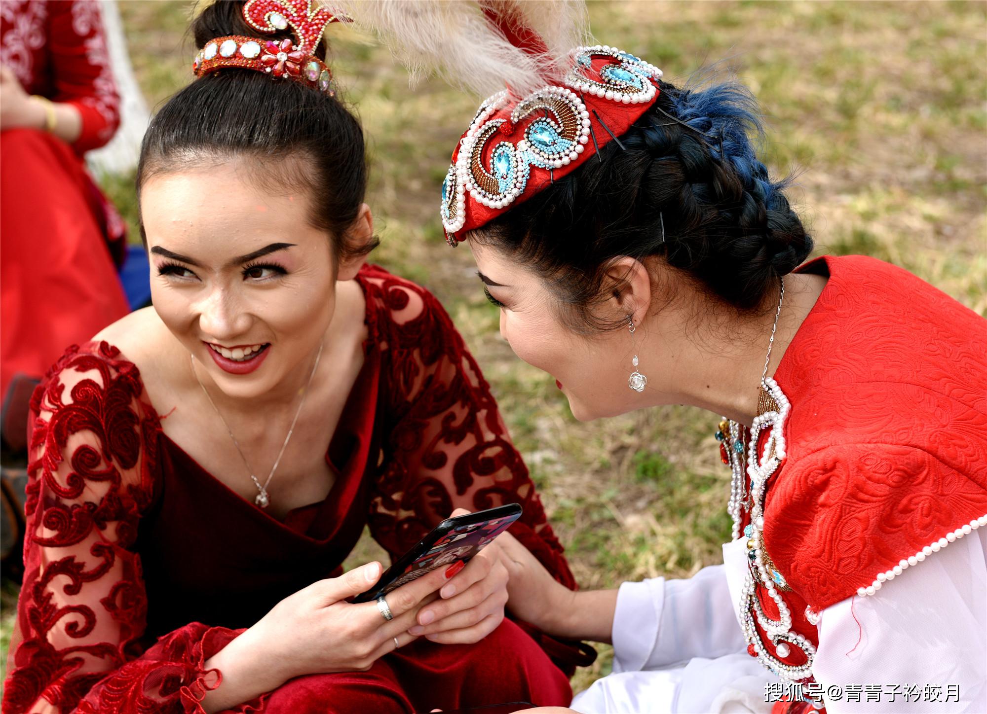 新疆这个民族热情好客生活在伊犁大草原上他们的传统服饰太美