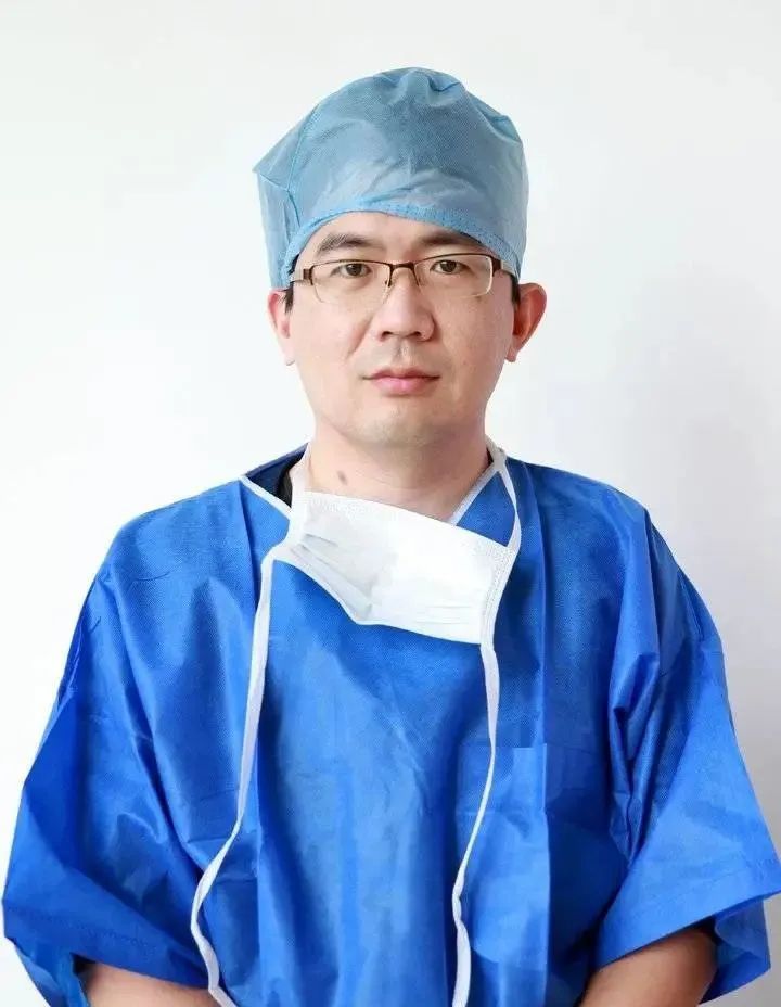 医护人员都穿着同样的防护服,李振民老两口每次只能通过身形辨认儿子