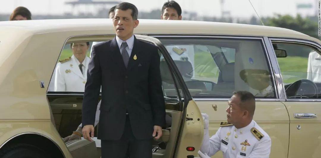 原创67岁泰国国王也曾为爱痴狂为陪伴年轻的王妃竟穿得像个少年