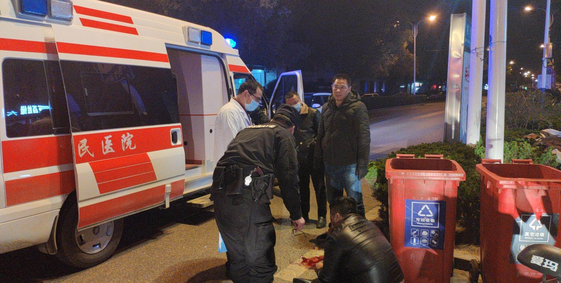 待120急救车到达现场后,民警协助医护人员将该男子抬上急救车并将受伤