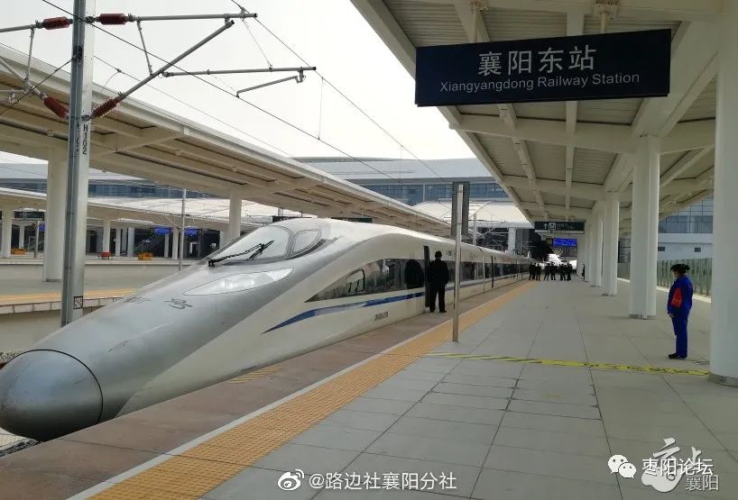 在襄阳东站,所有复工人员在现场工作人员的带领下有序进入候车厅,进站