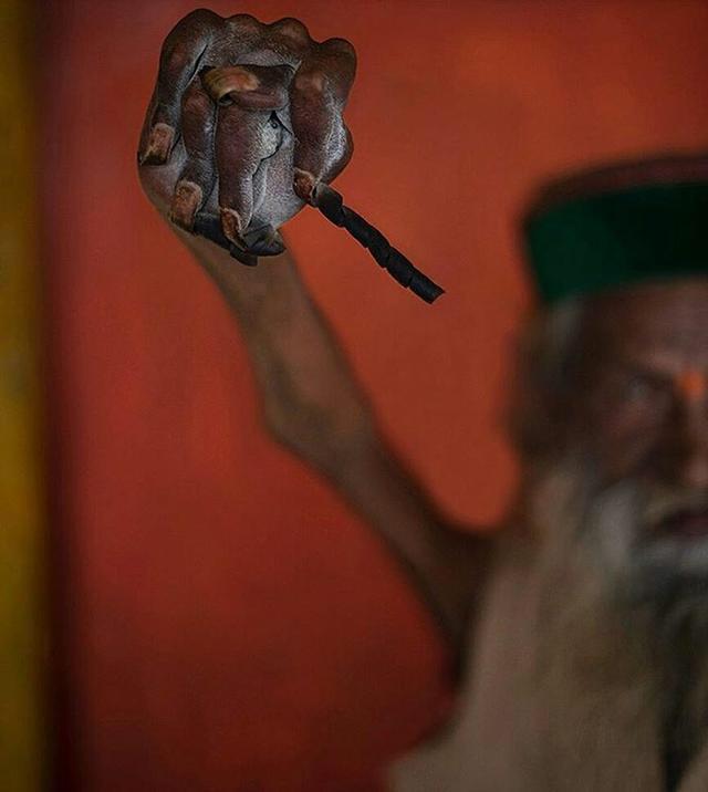 印度僧人举手44年从未放下过,拉近看特别吓人