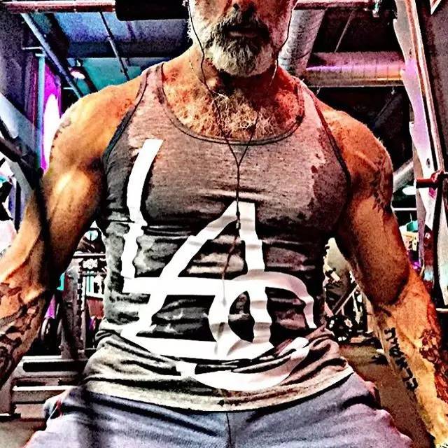 60岁大叔完爆小鲜肉有肌肉有纹身有颜值姑娘们都想睡了他