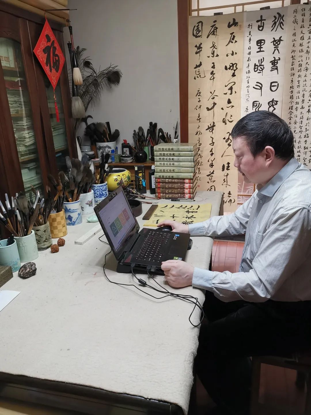 中文系的高天成老师在接到他的三笔书法课程要线上授课的通知后,原本