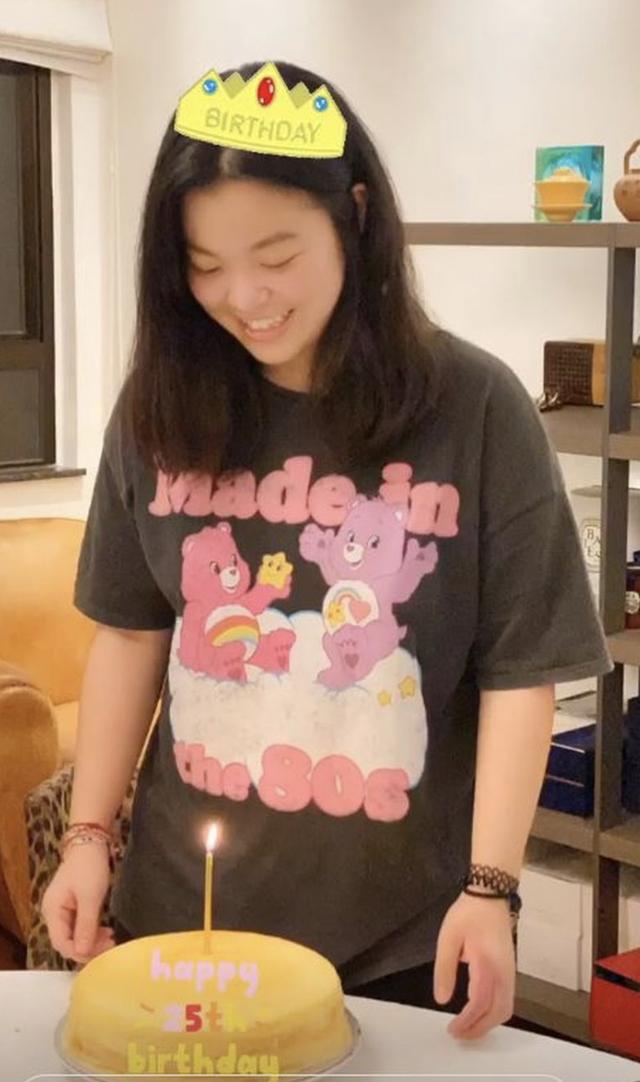 原创钟镇涛长女钟嘉晴与继母庆25岁生日幸福洋溢与范姜感情更胜章小蕙