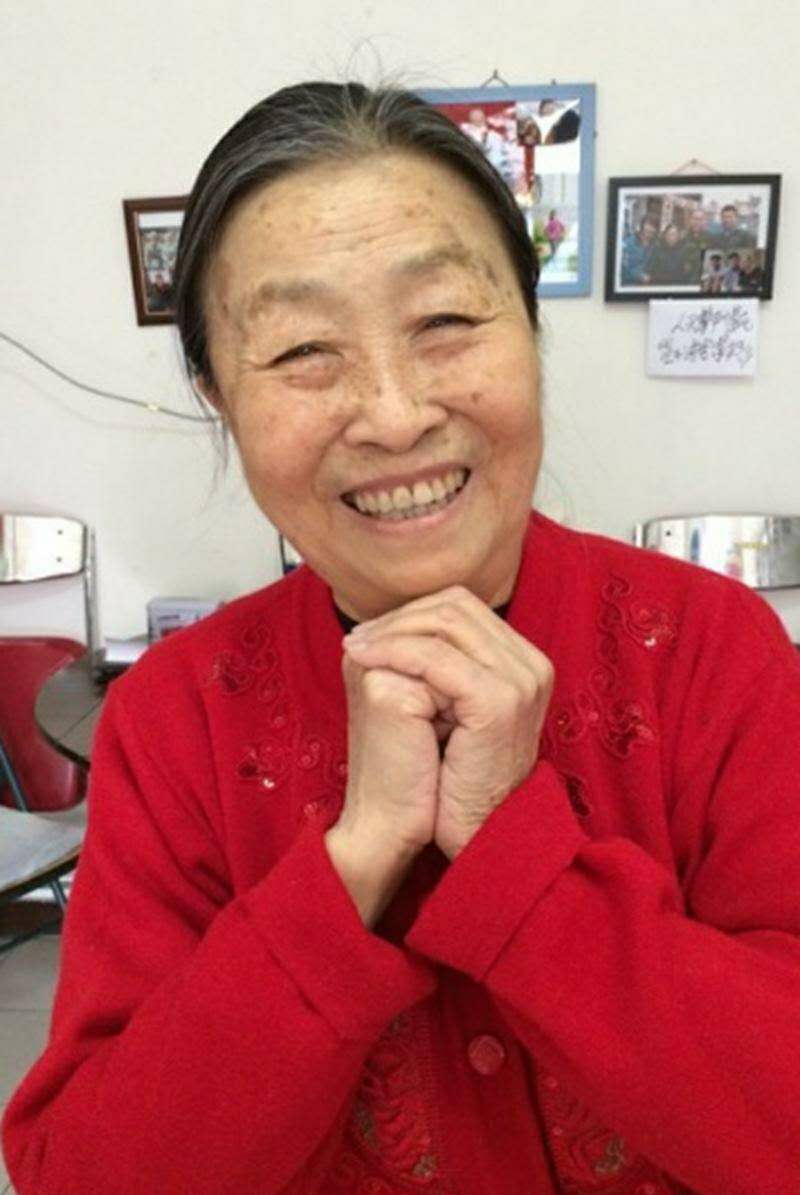 83岁张少华拍视频为医务工作者加油穿着朴素但精神仍然很好