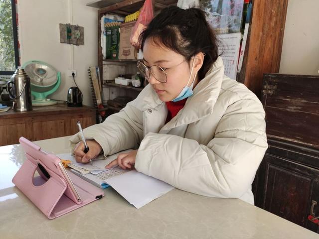 原创一位年轻女教师的前位思想记最美抗疫教育人蔡灏老师