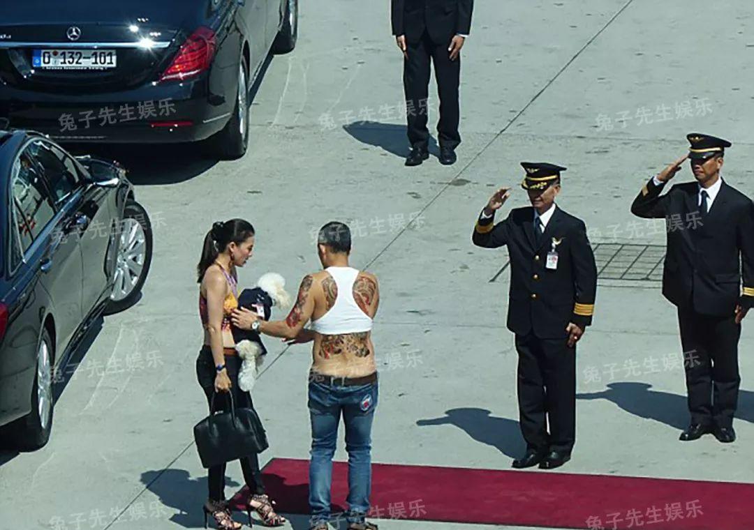 泰国国王宠狗胜过妻子,给它穿皮鞋和军装,大摇大摆走在部队里!