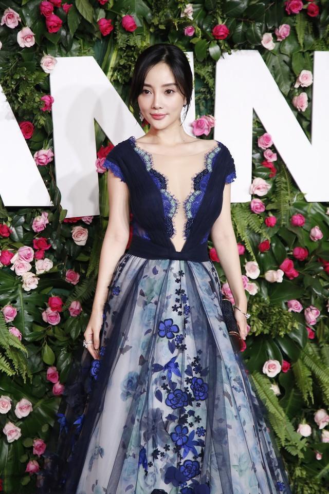 这身深v蓝色长裙也是将李小璐的女明星气场凸显得十分强大.