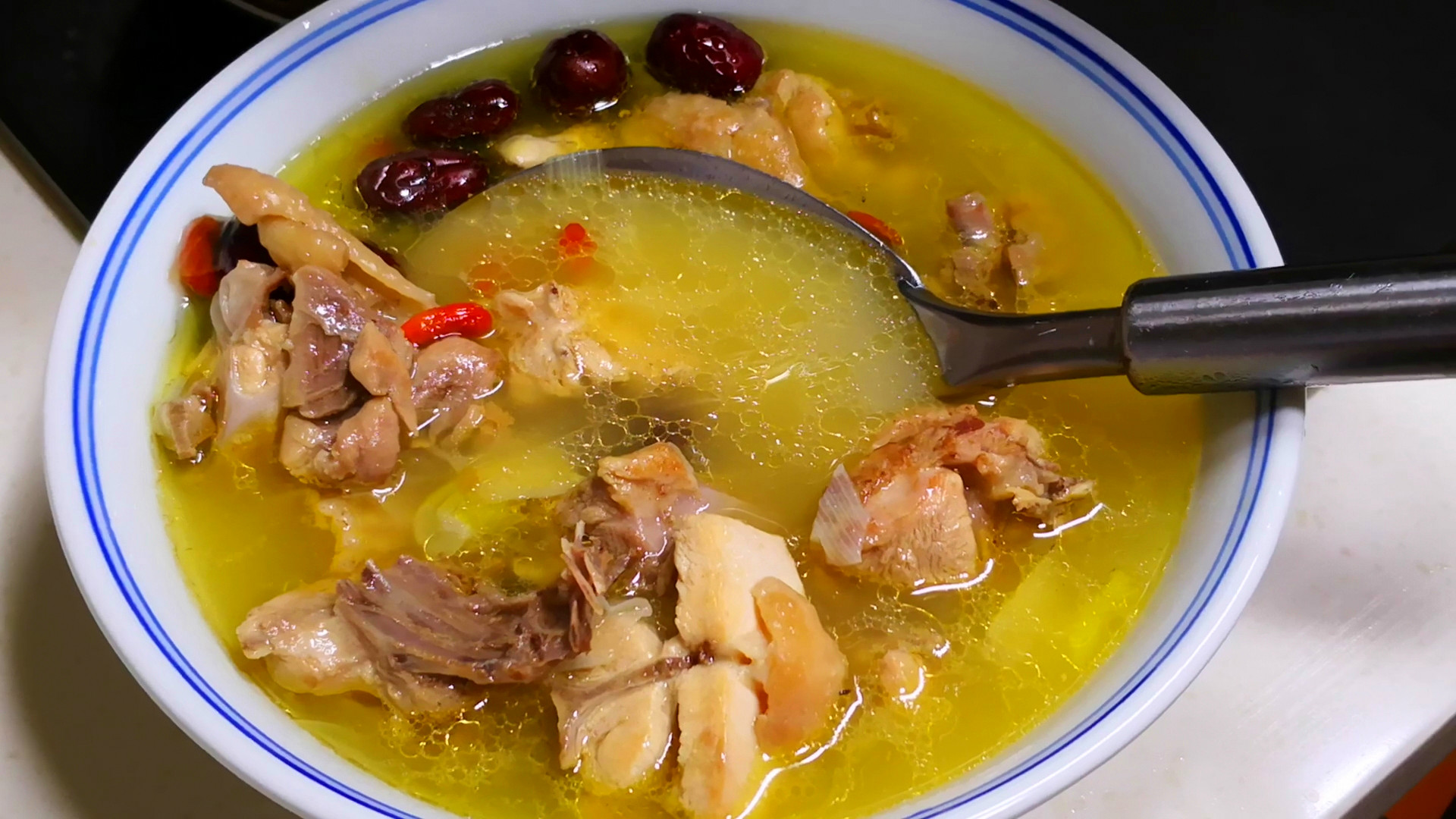 炖鸡汤时千万不要直接加水炖否则鸡肉又腥又柴汤味也不鲜美