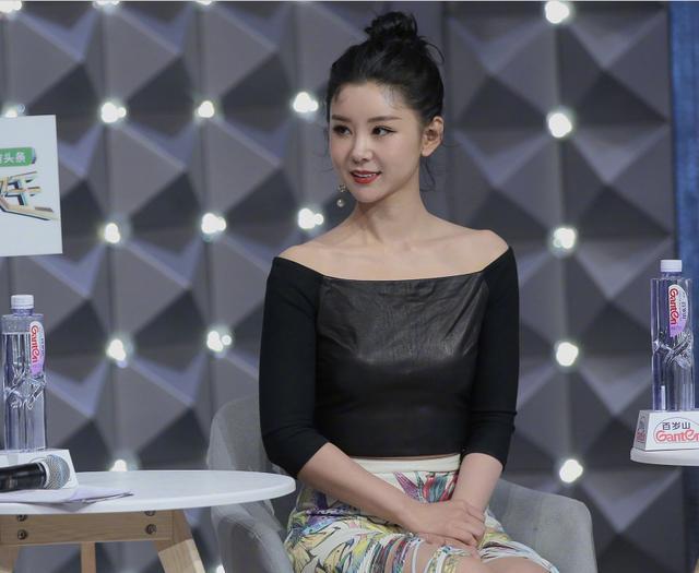 34李小萌品味提升不少硬穿紧身裙不料挤出小肚腩意外美到惊艳