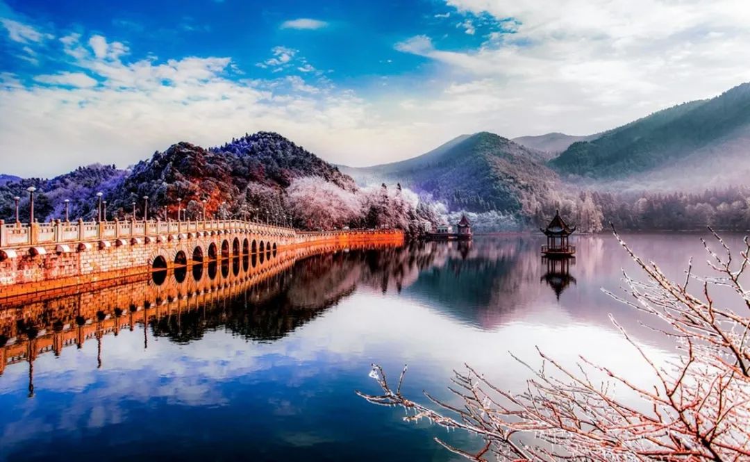 胡业清 摄《牯岭山城流光溢彩》刘盛 摄《风云际会烟水亭》王德声 摄