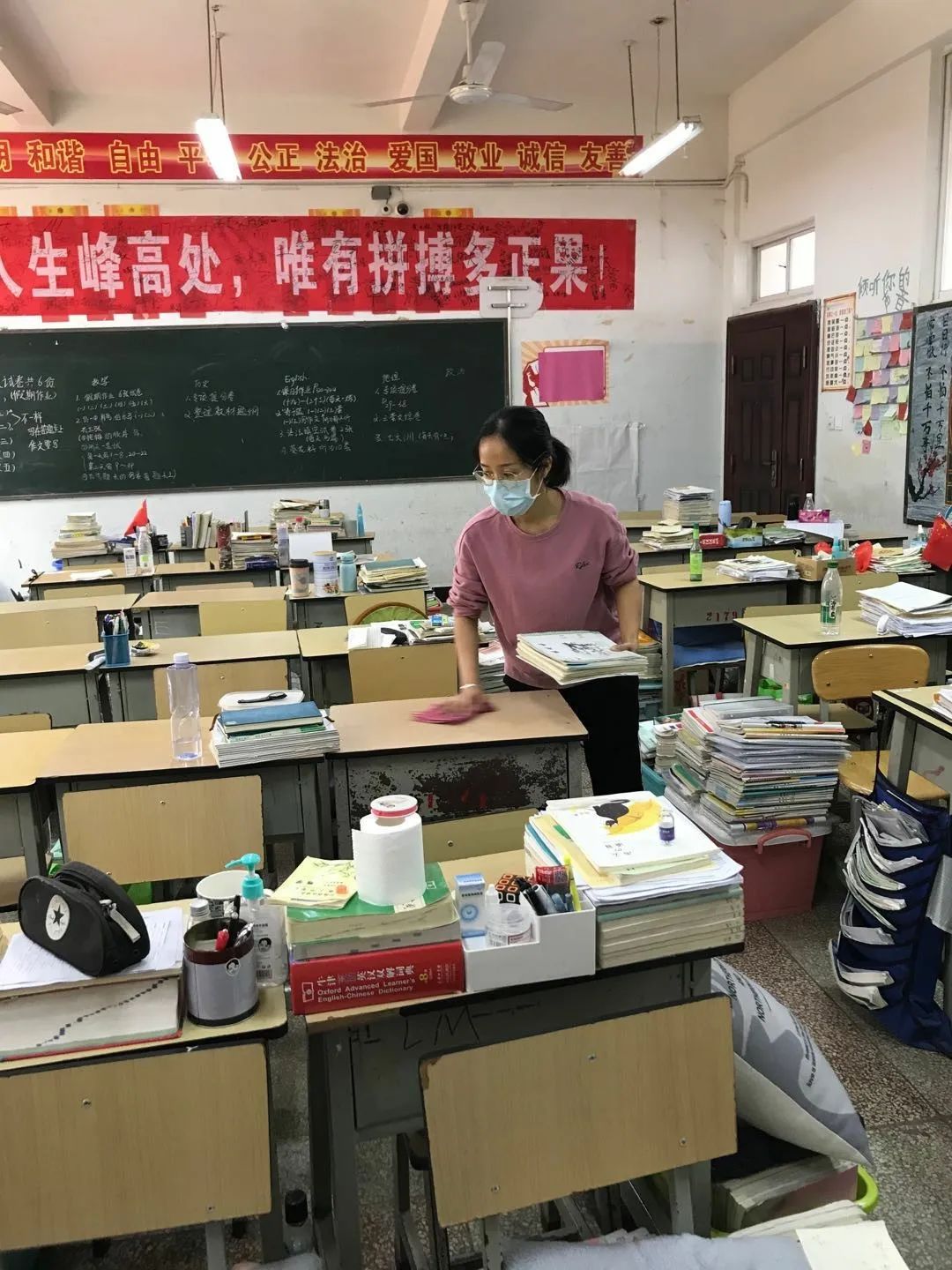 西双版纳州民族中学开学前校园环境爱国卫生运动