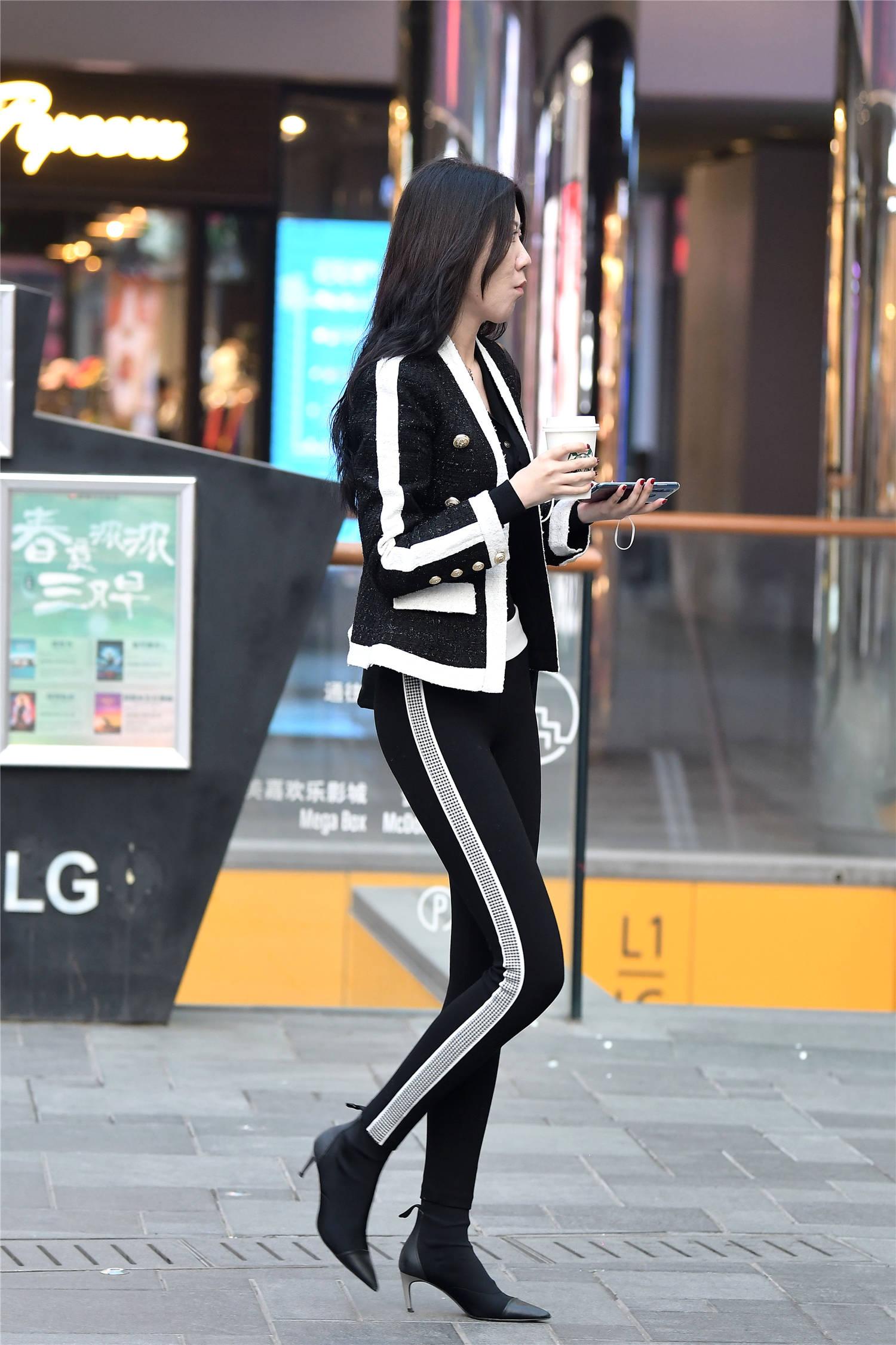 紧身裤搭配细高跟短靴搭配出显身材苗条还衬托比例效果