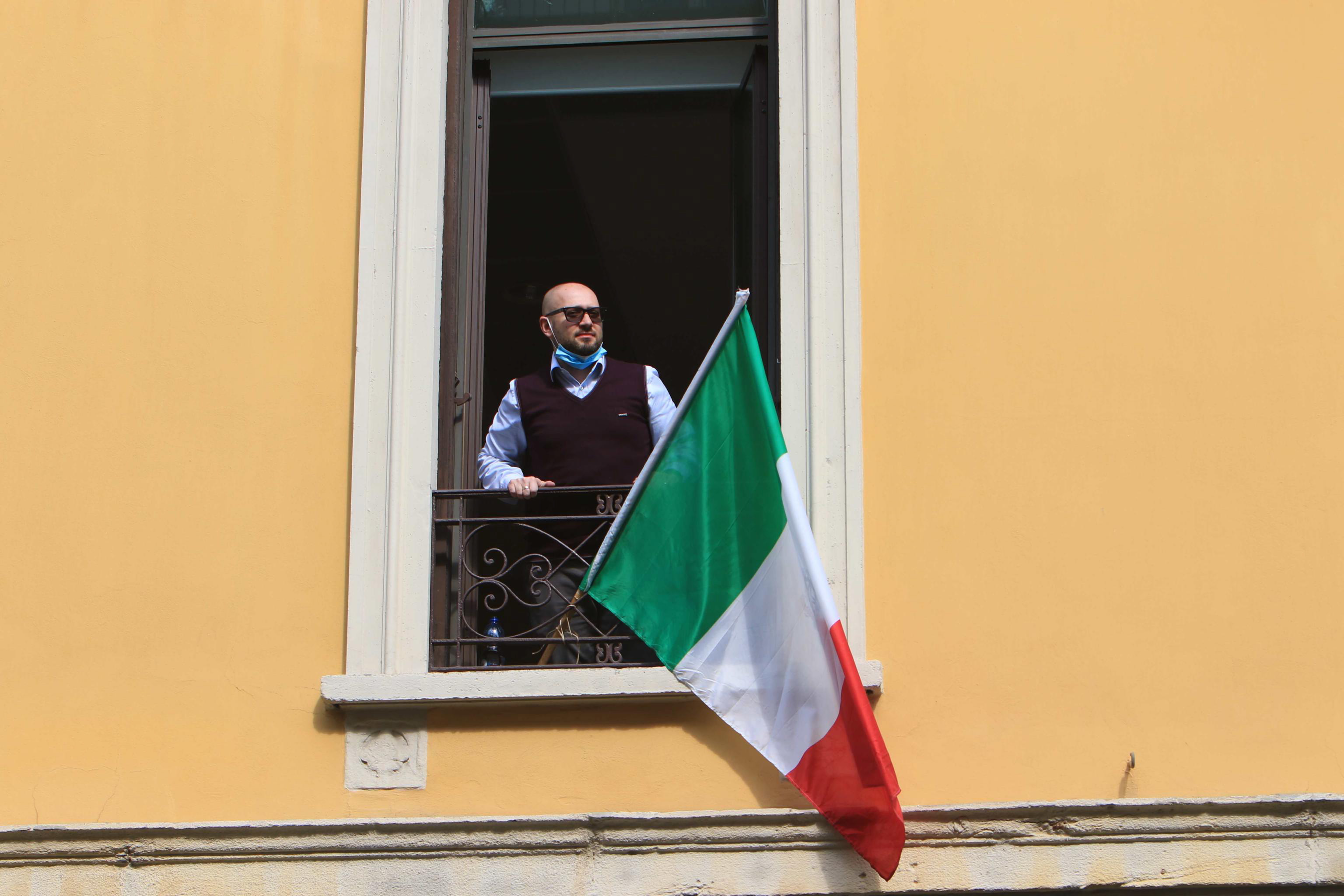 新华社照片,外代,2020年3月22日3月20日,在意大利米兰,一名男子在挂着