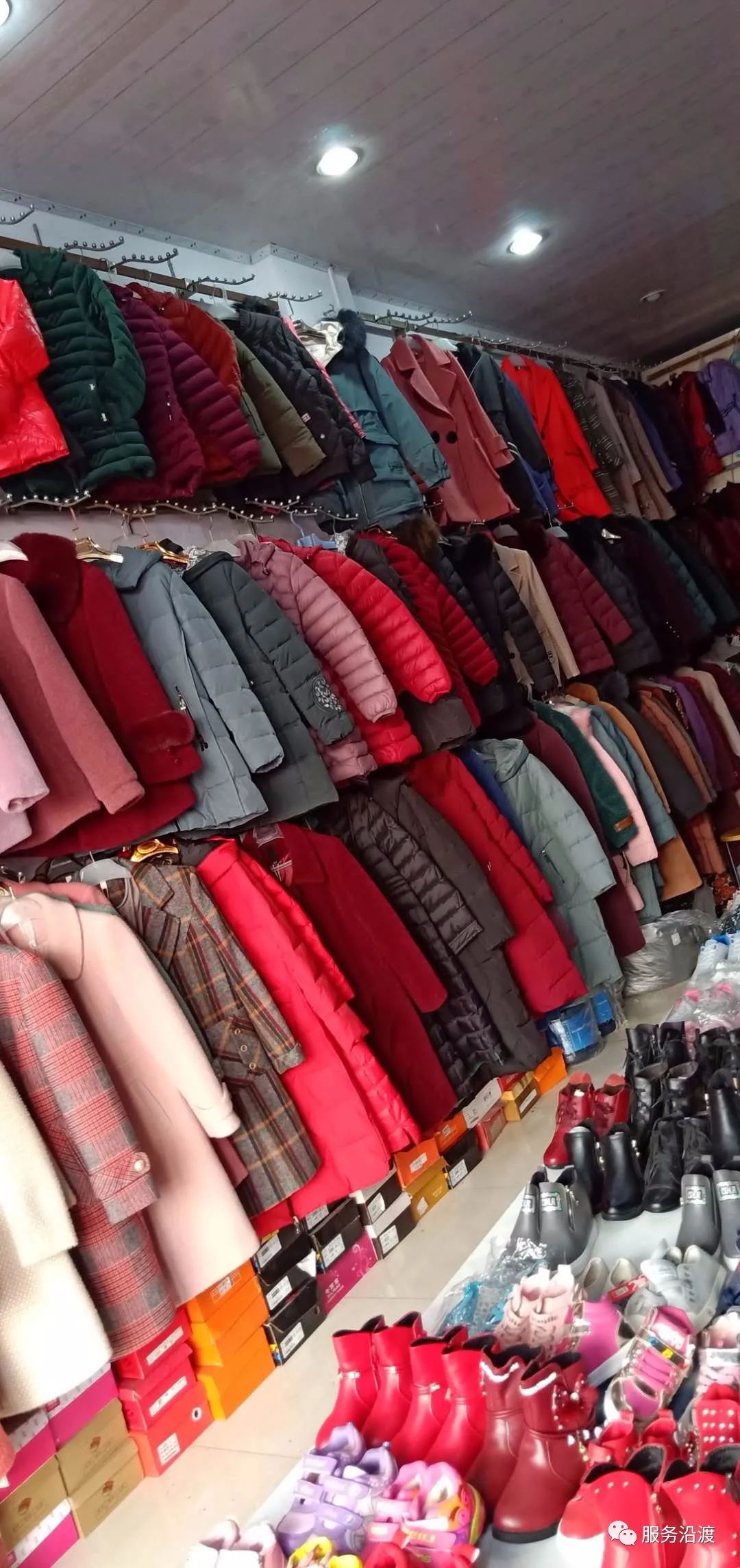 沿渡河精品服装店现将所有服装清仓大甩卖不计成本