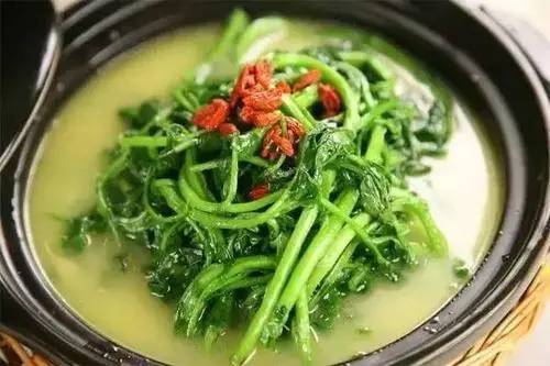 上汤西洋菜西洋菜也叫豆瓣菜是餐桌上十分常见的菜式不仅有营养,口感