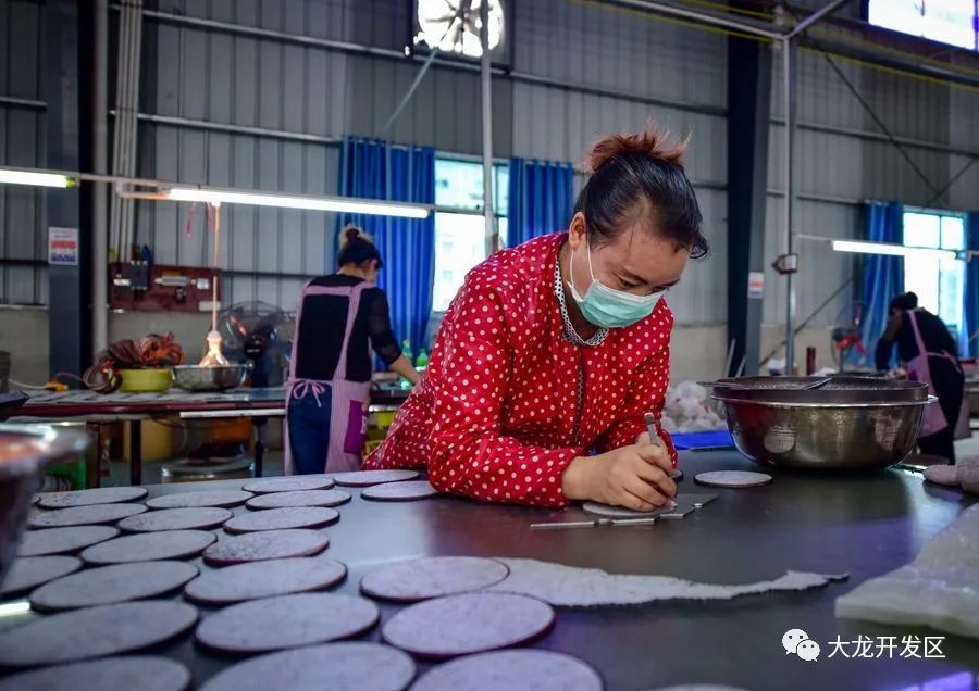 工人正在对半成品材料进行深加工