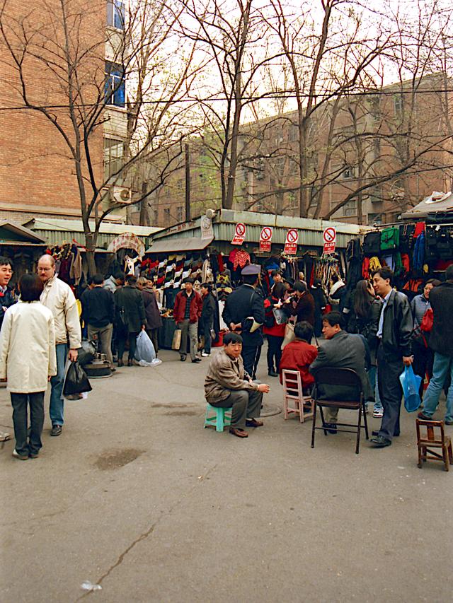 【朝阳区秀水街市场】1985年,秀水市场设立.