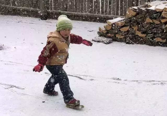 那时的滑板都是我们自制的,用两根铁丝做的脚滑子,别看样子比较土,但