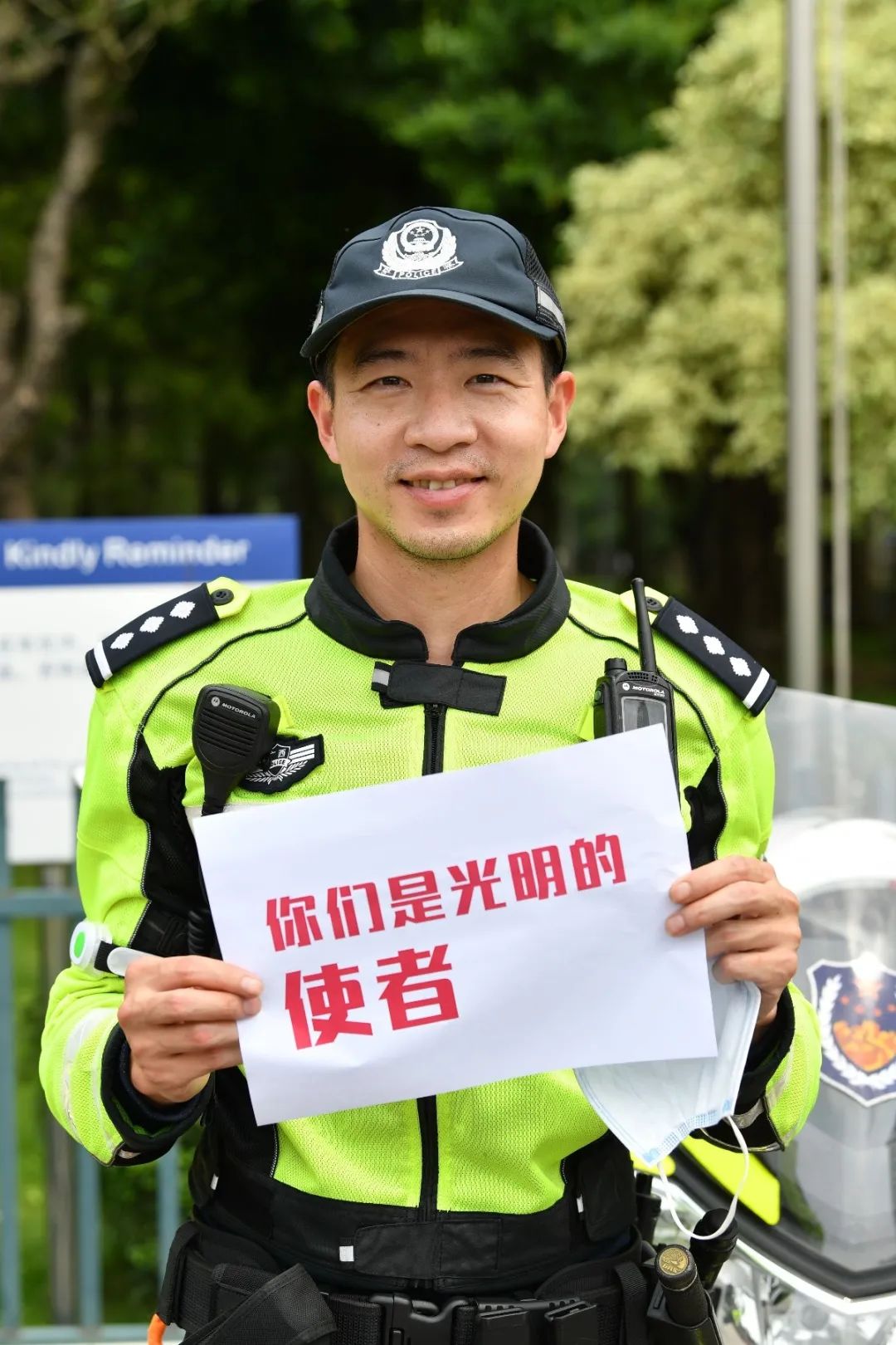 邕城交警铁骑你笑起来真好看