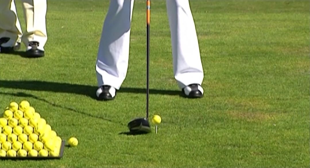 击出远距离球的最佳站姿(5)挥杆演练_高尔夫