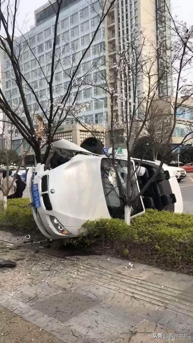 敞篷宝马泰州药城翻车,开太快挂树上了