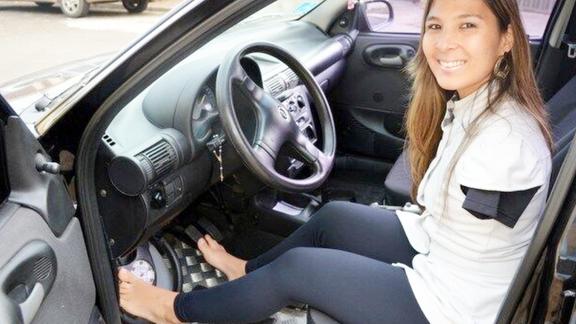没有手臂也能开车美国无臂女司机为开车练就神技能