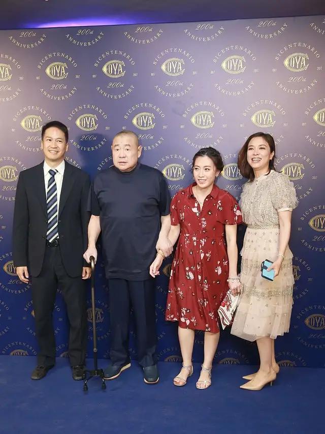 原创香港女首富甘比变化好大挂脖裙里穿裤子优雅个性总算像阔太样