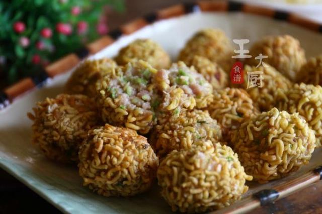 方便面碎炸西葫芦猪肉丸子吃一口一定会喜欢酥脆鲜香真好吃