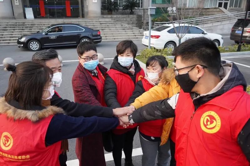 周元元,史建中,易盼红,周林凤,杨小春,黄逸华,孔琦七名志愿者,分赴