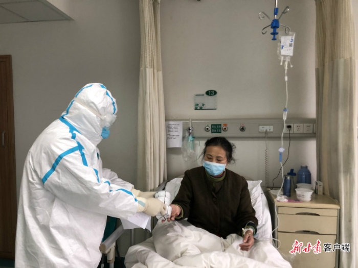 患者救治中医不缺席作为中医特色医院的医生,王昱刚到武汉不久,就积极