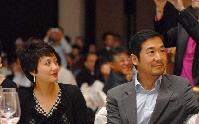 有一次张国立和袁立两个人在一起的时候冻结在邓婕在床,直到现在