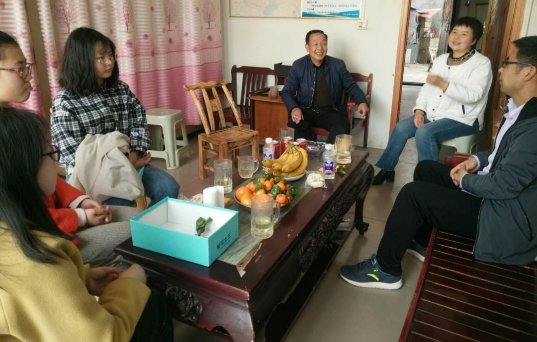郑长坤懂事体谅父母,高效学习之余帮父母照看年幼的妹妹;郭鹏翼在家