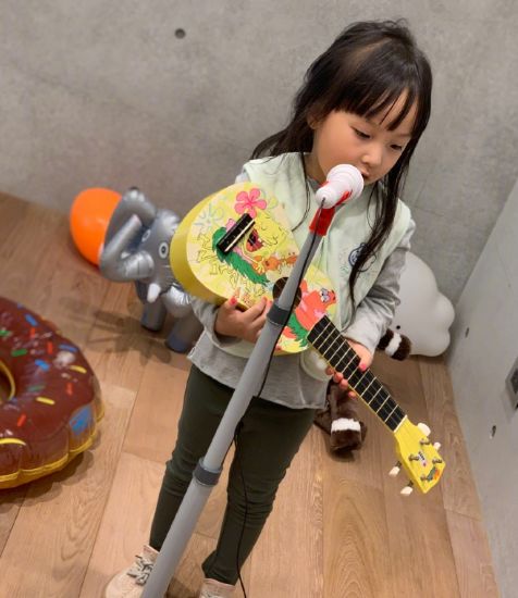 照片中,欧弟女儿穿着简单随意,一头长发披散在肩膀上,看起来有些凌乱