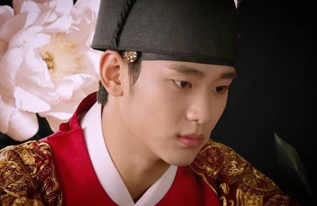 2012年,金秀贤在古装电视剧《拥抱太阳的月亮》中塑造了朝鲜君王李暄
