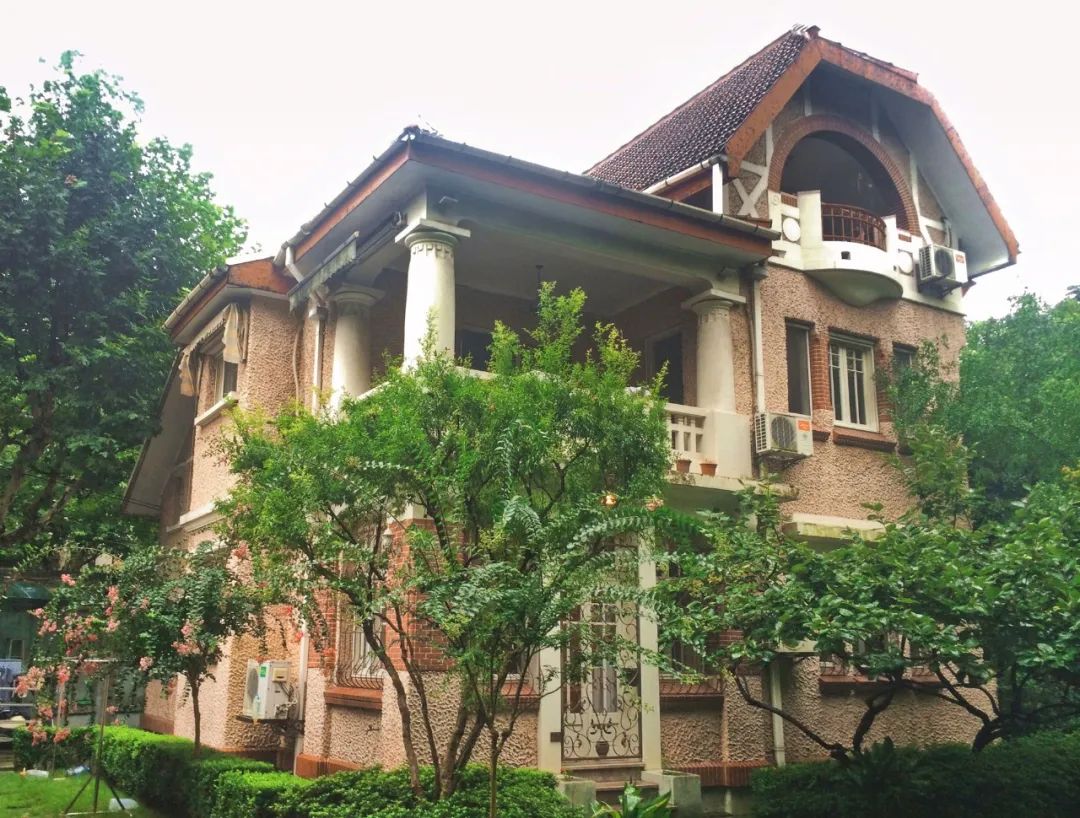 2016年,经过修缮后,严家花园的对外报价已经高达10亿,七,八年里翻了三