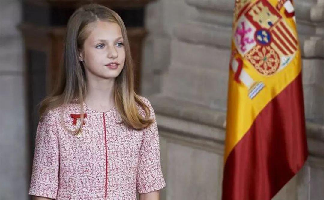 原创14岁西班牙公主家教好严王后仪式上时刻监督看女儿眼神太严厉