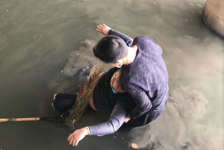 但是河水依然寒气逼人,救上岸后,刘海波和爱人朱芹一起一边帮助落水者
