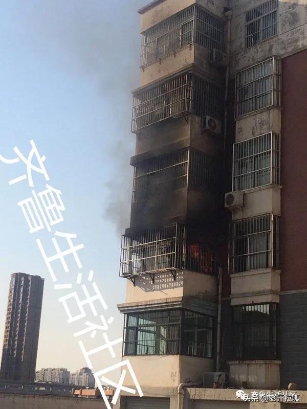 刚刚莱芜区凤城花园一居民楼着火只有两个孩子在家