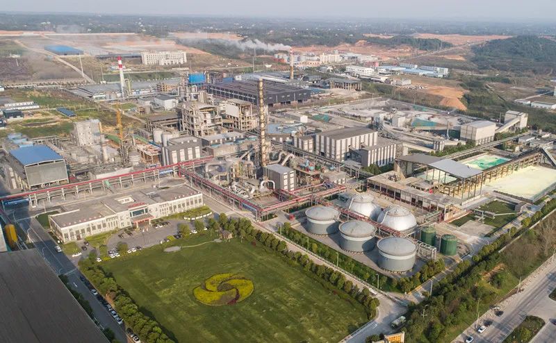 湖北宜化松滋肥业有限公司工人在车间工作(3月20日摄).