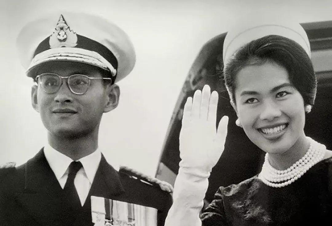 诗丽吉情人醒悟太晚,给国王下跪求饶,被外派回来只剩冰冷尸体!