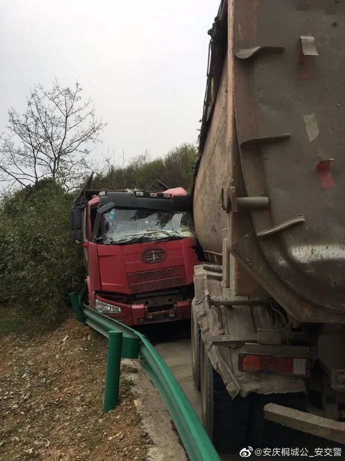 惊魂!昨日桐庐公路发生一起车祸,两大货车相撞,车头受损严重!