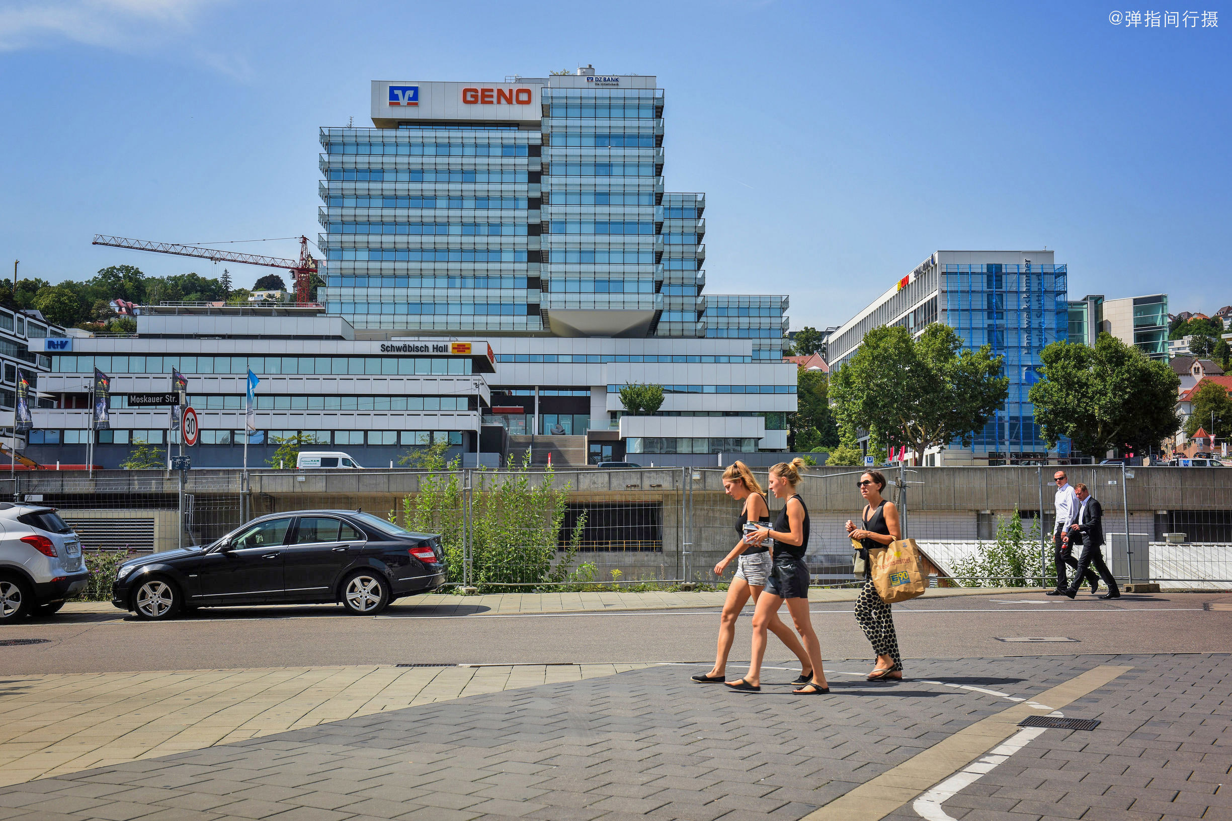 德国低调的"汽车之城",城市美如花园,街头俊男靓女成一道风景